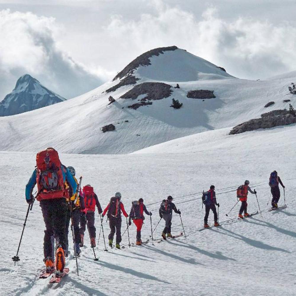 Paisaje nevado con esquiadores de esquí de fondo